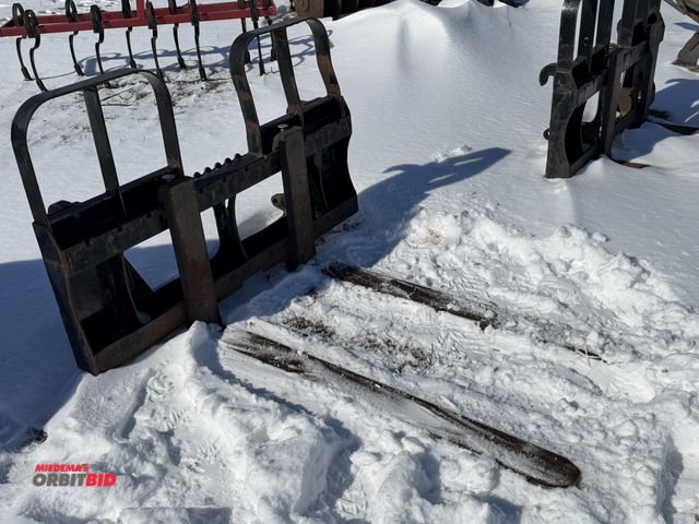 Lot 1-11582 - (1) Horst Welding loader tractor pallet forks, model HD37AO600, 3700 lb. capacity, forks are 48" lon...