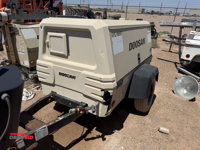 Lot 1-18219 - 2012 Doosan P185 Towable air compressor, 4 cylinder diesel engine, 185-CFM mounted on single axle ch...