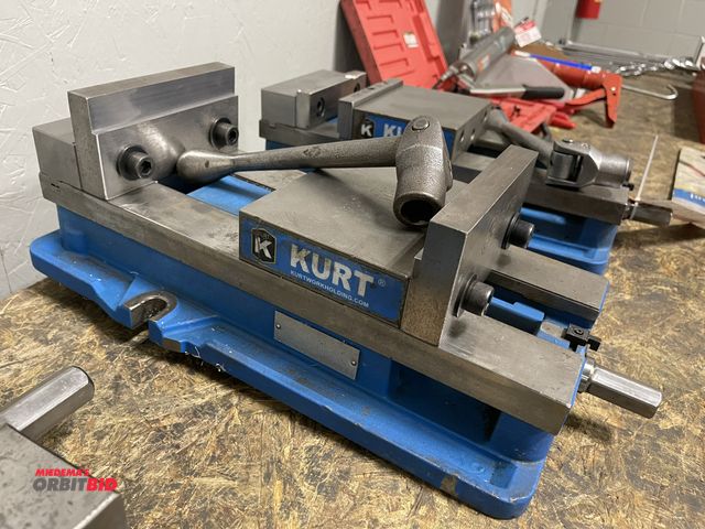 Lot 1-19344 - (1) Kurt 6" machinists vise with handle.