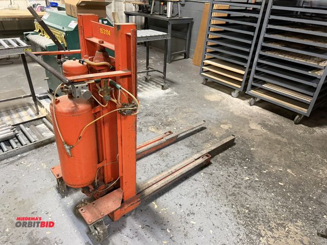 Lot 1-18653 - (1) H. Kallesoe 1000 Kg max. capacity pneumatic lift, S/N 5632, model AKA, pallet lift truck, in wor...