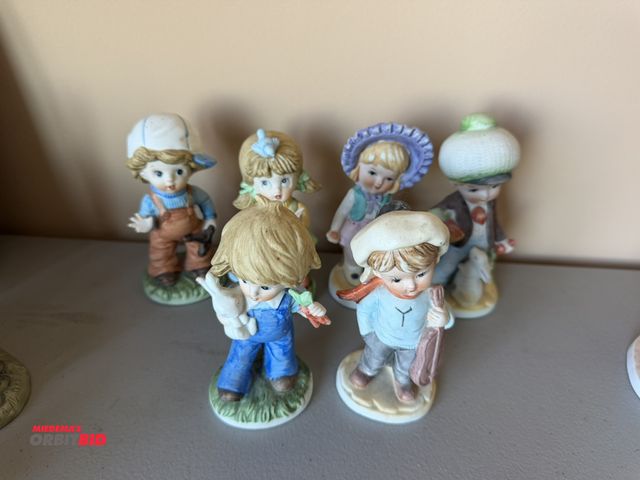Lot 1-19185 - Lot of (6) Homeco decorative figurines.