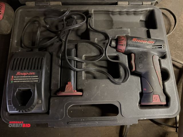 Lot 1-18213 - Lot including (1) Snap-On, model CT561CL, 7.2V rechargeable screwdriver with charger, battery, and c...