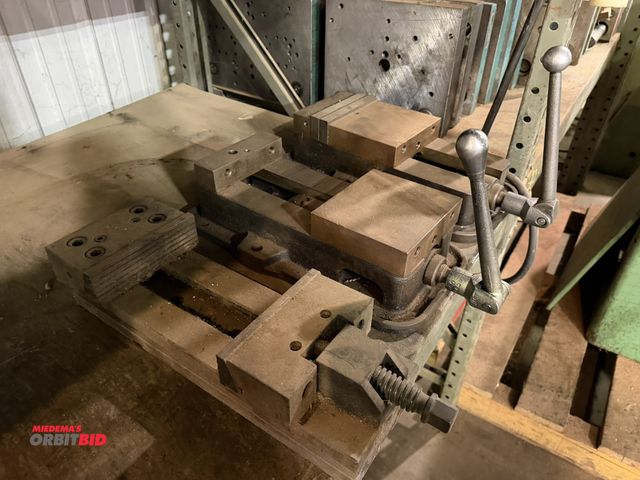 Lot 1-15863 - Lot including (2) 6" machinists vises with handles, both have seized screw adjustment, needs repairs...