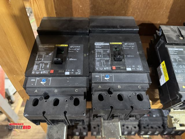 Lot 1-4464 - Lot of (1) Square-D Power Pac, JJ250, 225 amp breaker, and (1) JD250, 200 amp breaker.