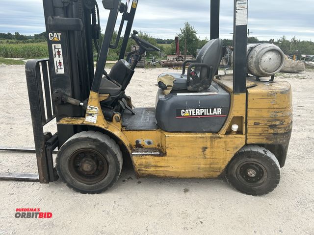 Lot 1-7032 - Caterpillar 6P25K  Forklift 131" max height, 5000 lb. lift capacity, LP gas, 5748 hours, side shift,...