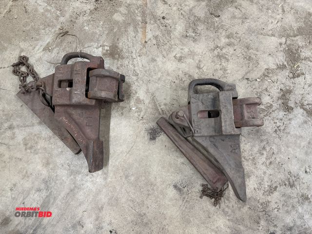 Lot 1-1390 - Set of (2) M &amp; M heavy duty post clamps, no other info available.
