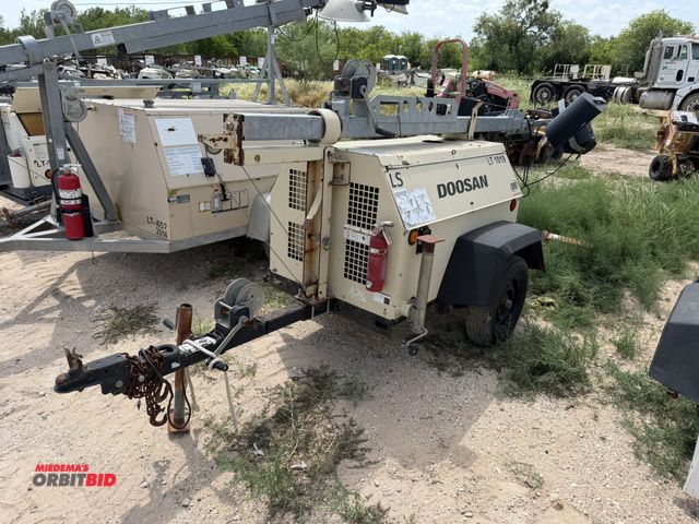 Lot 1-9511 - (1) 2012 Doosan LSC light tower, 3-cylinder diesel engine, 4-light extendable tower, hand crank, mou...