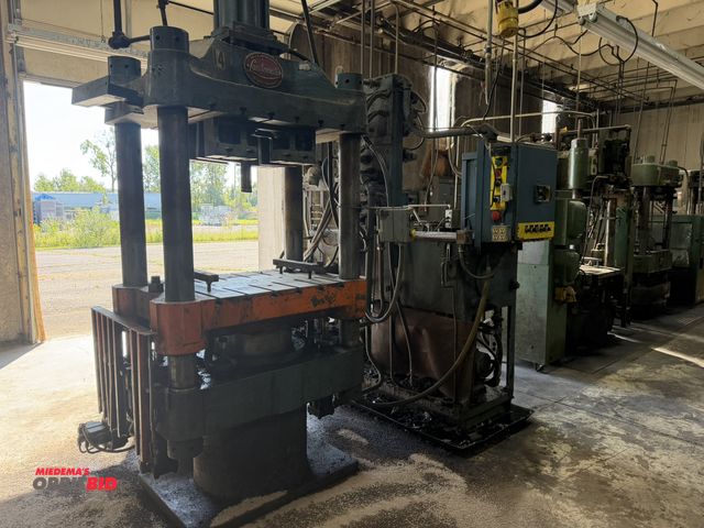 Lot 1-13359 - C.A. Lawton Company Lawtomatic vertical hydraulic transfer compression molding press 283-ton, 4-post...