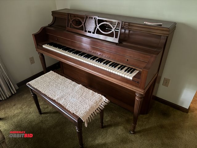 Lot 1-3110 - (1) Everett piano with bench