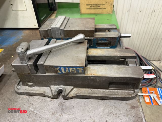 Lot 1-15132 - (1) Kurt 6" machinist's vise, model U675, S/N 097887, with handle.