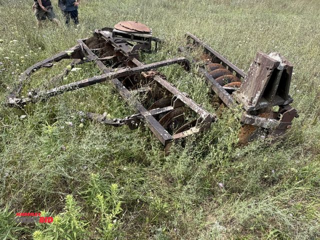 Lot 1-18388 - (1) Turner Tillage Pit Style offset disc harrow, adjustable, approx. 10', winning bidder responsible...