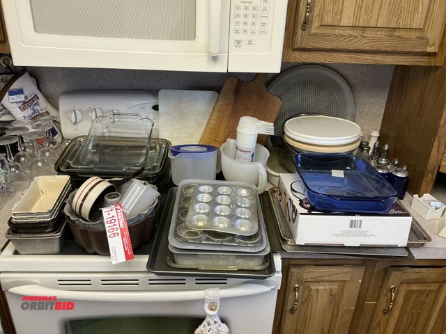 Lot 1-19166 - Large lot of assorted kitchen items, includes cake pans, glass pans, includes Anchor 8 x 8 x 2.5", m...