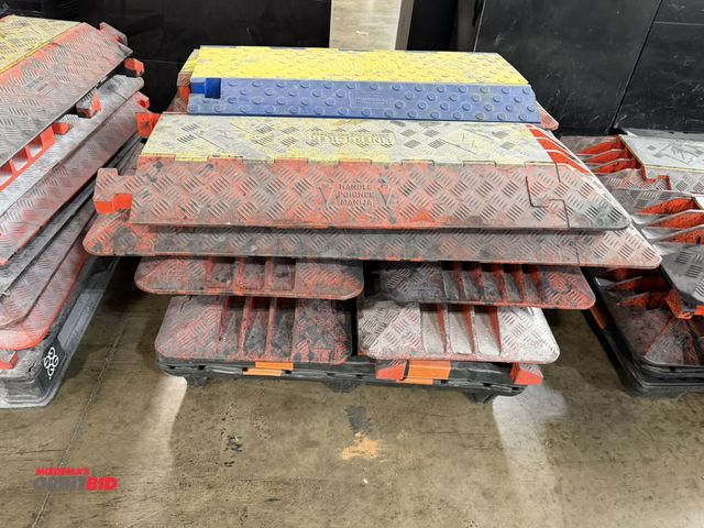 Lot 1-5566 - Lot of (10) Linebacker, model 3X225, 36" cord safety floor arches, includes (1) Hubbell 36" TrukTrak...