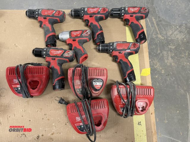 Lot 1-16154 - Lot of Milwaukee 12V, cordless drills and drivers, includes (4) Cat #2407-20, 3/8" drills/drivers, (...