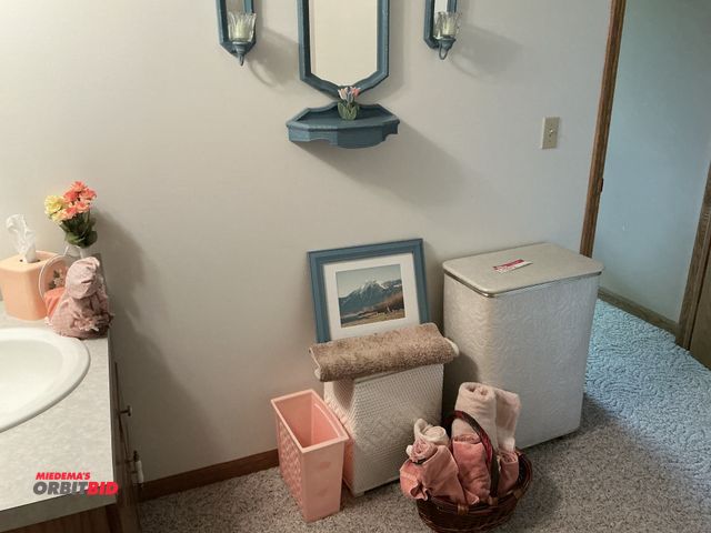 Lot 1-19312 - Large lot of assorted bathroom items includes decorative hamper towels, pictures wall mounted mirror...