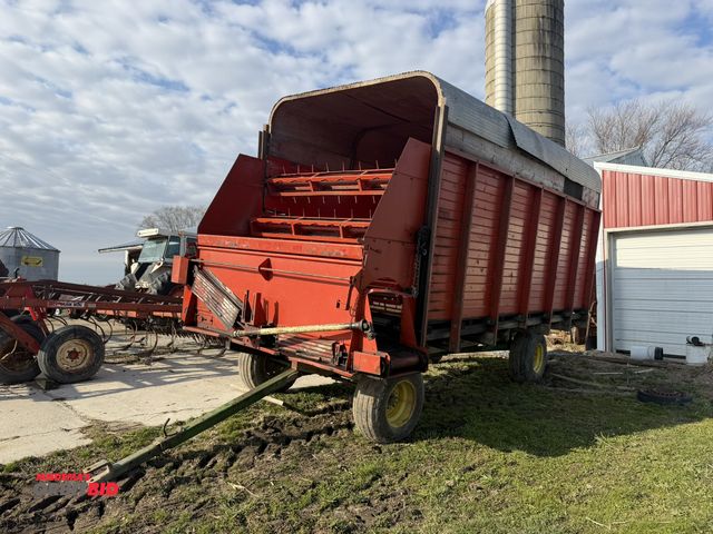 Lot 1-19151 - (1) Gehl 16' Forage Wagon on John Deere running gear, extendable tongue, S/N BU81112473.