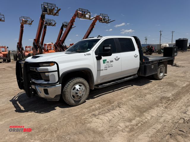 Lot 1-18131 - 2024 Chevrolet Silverado 3500 HD Flatbed Truck