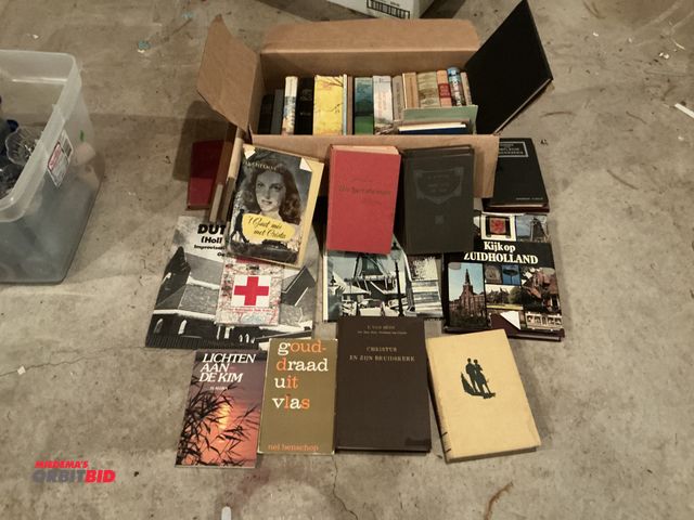 Lot 1-19302 - Other Lot of assorted collection of Dutch books mid 20th century, some hardback, some soft cover and...