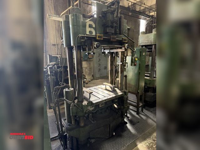 Lot 1-13360 - Williams White vertical hydraulic compression molding machine 200-ton, 4-post, 30" x 36" T-slotted p...