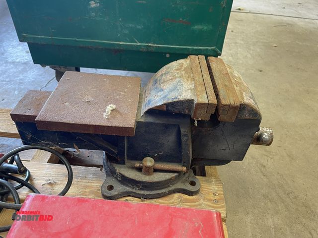 Lot 1-6113 - (1) 6" bench vise with a 6" x 6" square plate/anvil.