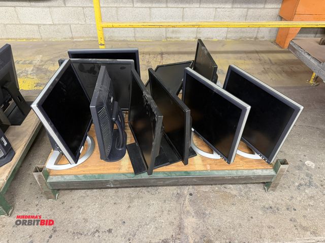 Lot 1-17552 - Lot of (10) assorted 19" Dell and Acer computer monitors, 1 includes flexible arm.
