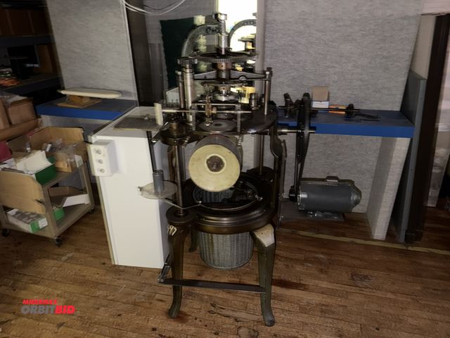 Lot 1-4781 - (1) knitting machine, S/N 9697, 1 HP, 3 phase motor, for parts or repair only, winning bidder respon...
