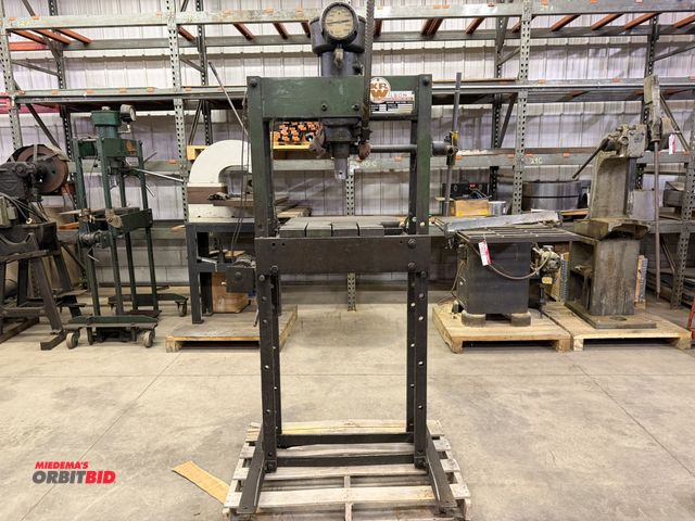 Lot 1-15076 - 0 (1) 1970 K. R. Wilson, model 37R, 25-ton capacity hydraulic press, S/N 5135-70, working condition ...