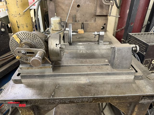 Lot 1-1811 - (1) dividing head 3-jaw chuck centering tool holder.