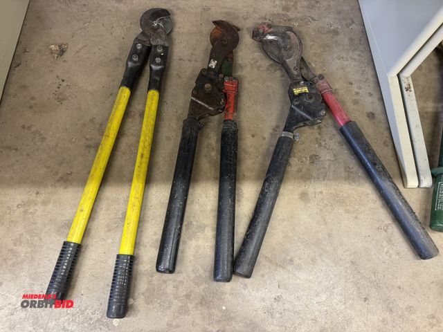 Lot 1-6320 - Lot of (2) approx. 28" hard cable cutters, and (1) 32" cable cutter with fiberglass handles.