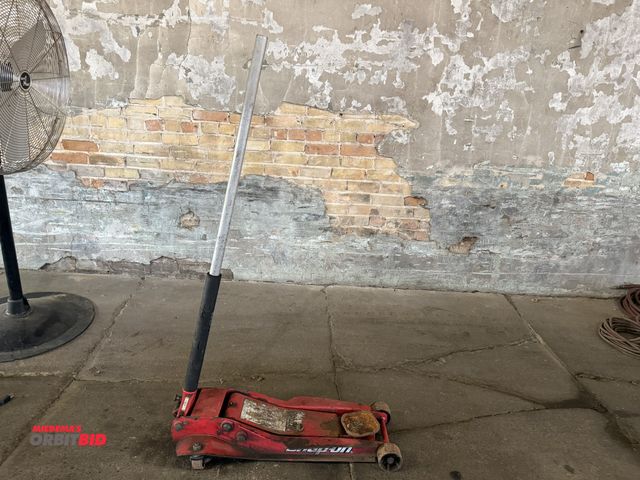 Lot 1-1113 - (1) Snap-On (capacity unknown) heavy duty floor jack, in working condition.