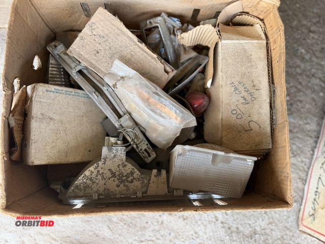 Lot 1-8558 - Lot of assorted vintage car parts for GM and Ford.