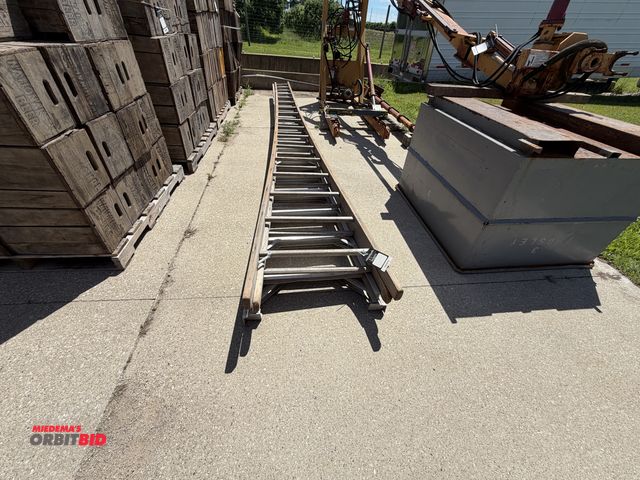 Lot 1-102572 - (4) Orchard Ladders, (2) wooden, (2) aluminum, assorted sizes