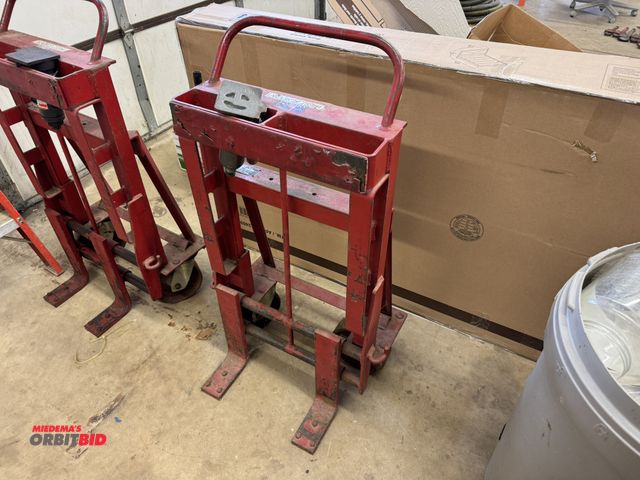 Lot 1-6365 - (1) Rol-A-Lift, model M8, 4000 lb. capacity machinery mover, hand operated Pittsburgh 4-ton bottle j...