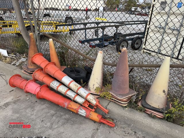 Lot 1-18418 - Lot of assorted safety traffic cones.