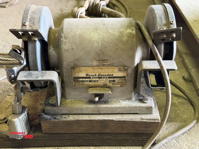 Lot 1-18152 - (1) Makita, model 9306, 120V, single phase, 4" bench grinder, working condition unknown, unit is unt...
