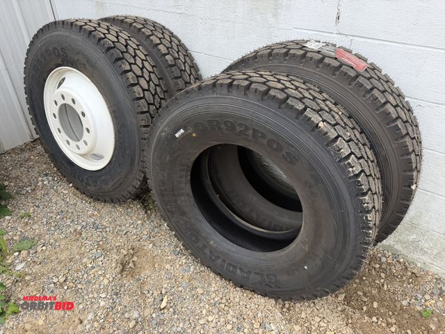 Lot 1-18260 - Lot of (4) new Gladiator 11R225 tires, (2) with steel rims, model QR92POSG416PR.