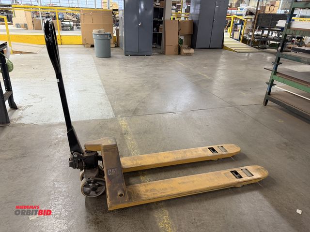 Lot 1-17415 - (1) Cat 5500 lb. capacity hydraulic pallet jack, in working condition.