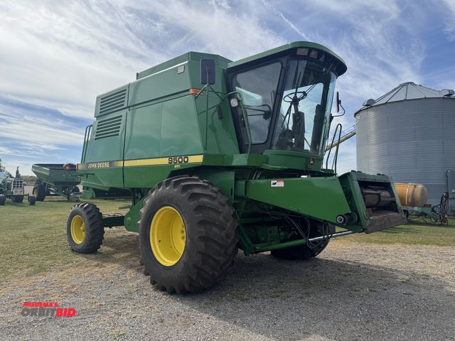 Lot 1-18310 - John Deere 9500 Combine 2WD, 30.5L-32 front tires, 14.9-24 rear tires, 5991 engine hours, 4071 separ...