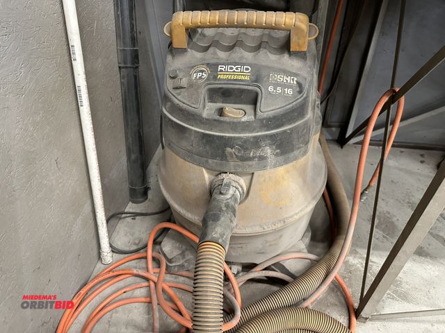 Lot 1-574 - (1) 2-hole blast cabinet, model unknown, 4' width x 30" depth x approx. 65" height, and (1) Ridgid 1...