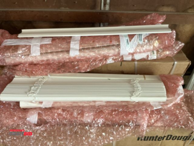 Lot 1-12527 - Approximately 18 Hunter Douglas Wood slat blinds Hunter Douglas Wood Blinds, there are approx. 18 bl...