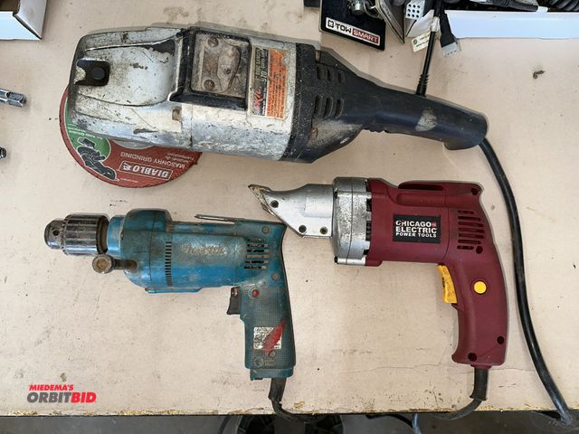 Lot 1-14160 - Lot including (1) DeWalt, model DWE4011, 4.5" angle grinder, (1) Makita, model 9557NB, 4.5" angle gr...
