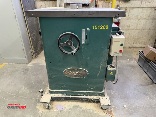 Lot 1-16112 - (1) Grizzly, model unknown, industrial router with a 28 1/4" width x 21 3/4" depth table, magnetic s...