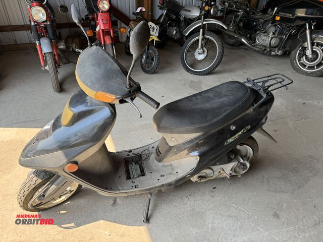 Lot 1-6501 - Geely Motors City Raider (1) 49cc moped, for parts or repair, cracked plastic, missing key, missing ...