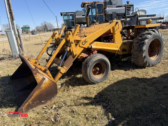 Lot 1-11835 - (1) Case Construction King, model 580B, 4-cylinder gas engine, hydraulic controls, 79" bucket, 3 poi...