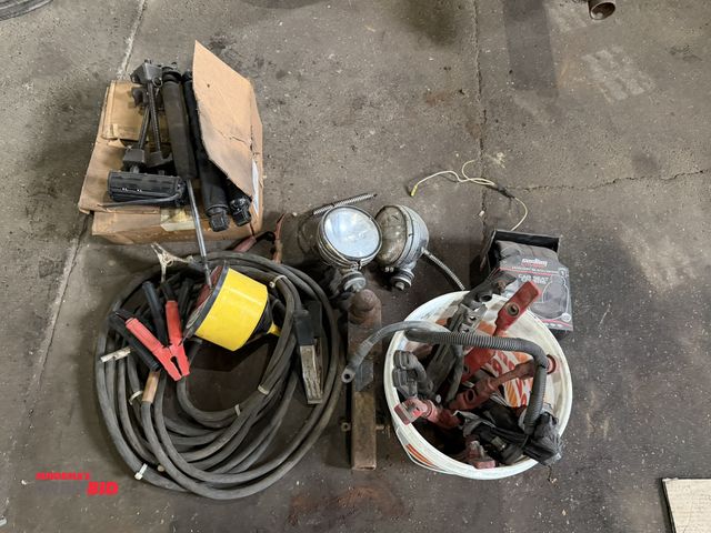Lot 1-1173 - Lot of automotive related items, includes heavy duty gauge jumper cables, various battery jumpers, (...