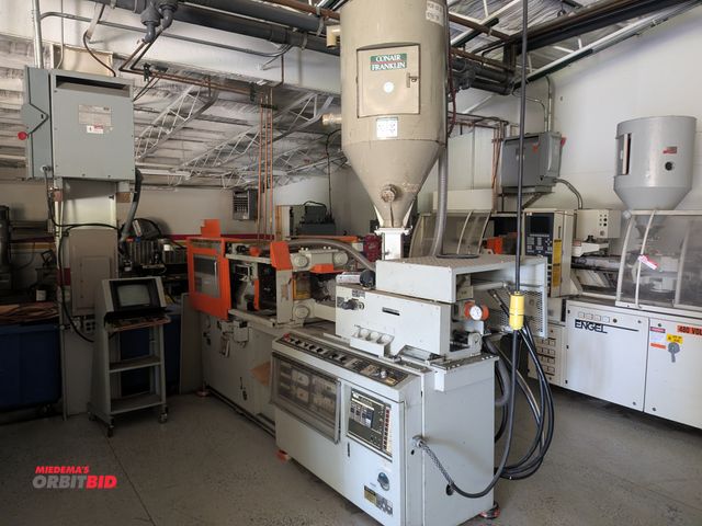 Lot 1-6596 - Toshiba ISE60P Plastic Injection Molding Machine, 60 ton, SN D53863, analog controls
