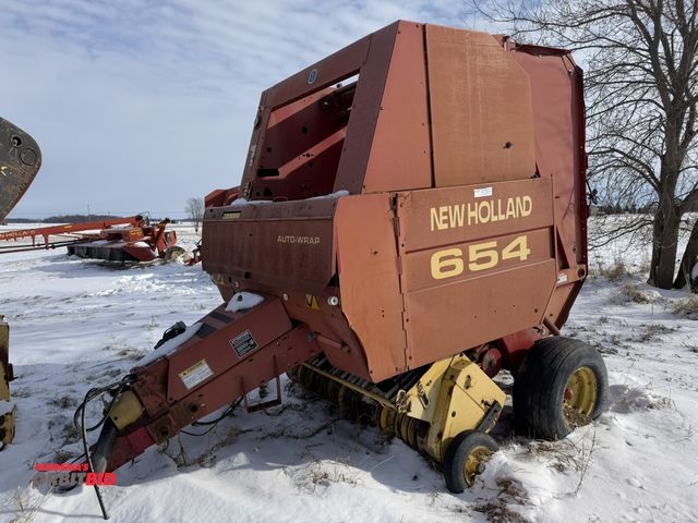 Lot 1-11522 - (1) New Holland 654 round bale hay baler, 6' wide pickup head, S/N 944452, unit is for parts only, i...