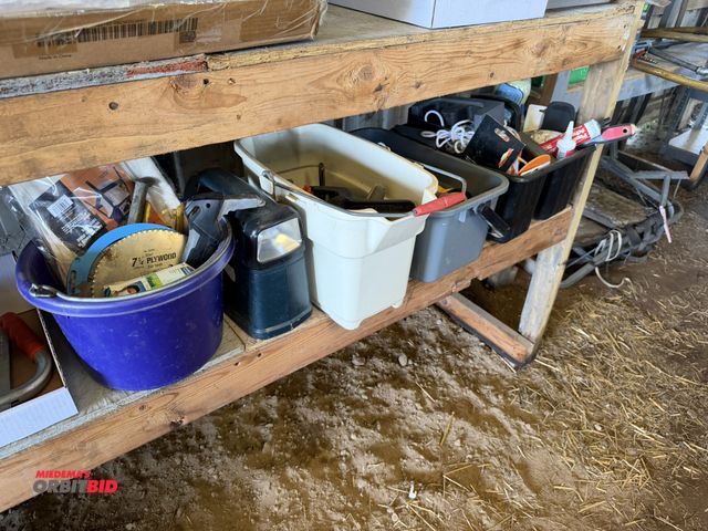 Lot 1-8462 - Lot of assorted hand and miscellaneous tools, includes 7 1/4" saw blades, dust bags, clamps, hooks, ...