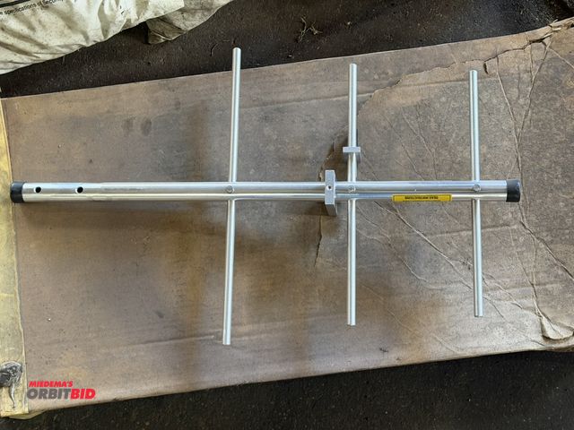 Lot 1-1301 - (1) new Maxrad 450-470 MHz/300 watt, 7.1 dB Gain FM antenna.