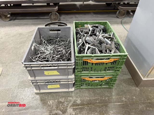 Lot 1-16428 - Large lot of metal paint hanging brackets (4 tubs total).